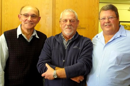 Links en regs is die onderskeie Belastingbetalers Verenigings se voorsitters, Johan Wiese (Kleinbaai) en Theuns Roodman (Franskraal) tydens hulle bedankingsredes aan Mannie van Eeden (middel) oor die verbypad tussen Kleinbaai en Franskraal 